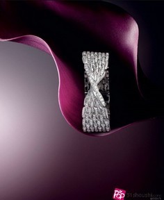 【图】令人惊艳的变幻模特!时尚杂志《Vogue》意大利版拍摄一组珠宝大片,变色龙将自身融于色彩斑斓的花丛中!_珠宝腕表大片